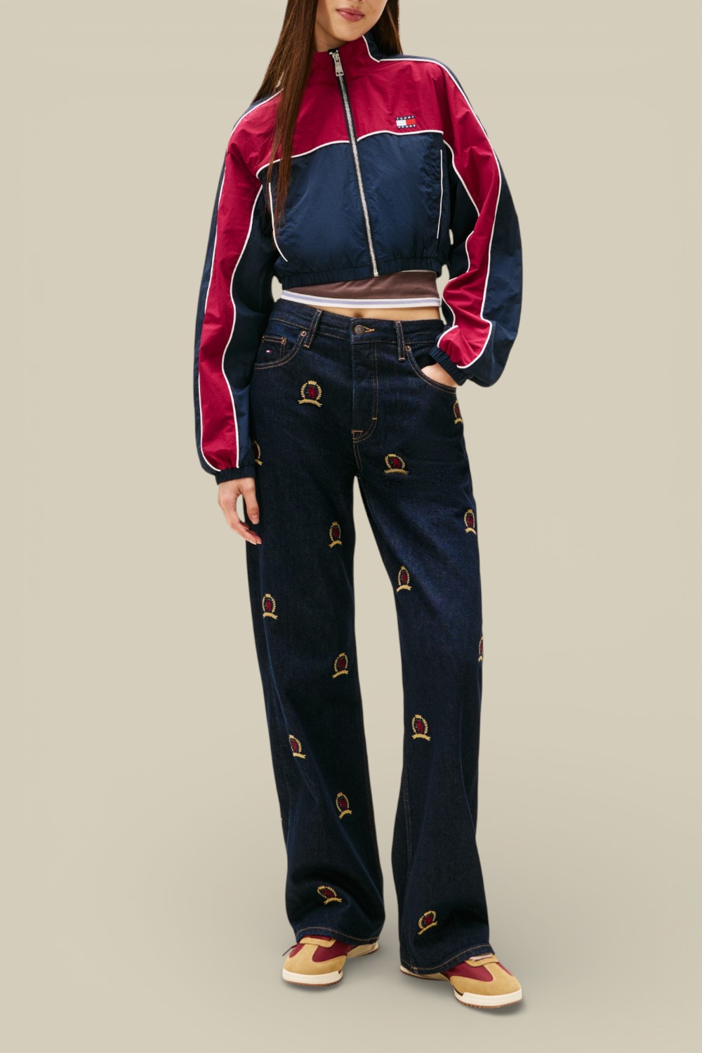 תמונת כל הלוק של מכנסי ג'ינס מעוצבים